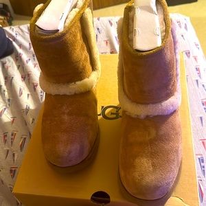 Women uggz, worn a few times, size 8
